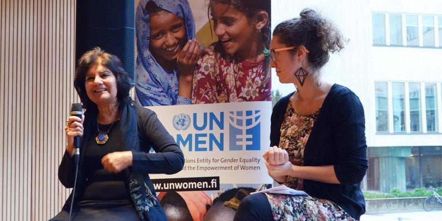 Rita Manchanda ja Turun yliopiston tutkija Minna Seikkula keskustelivat feministisestä rauhasta Helsingin Tiedekulmassa.